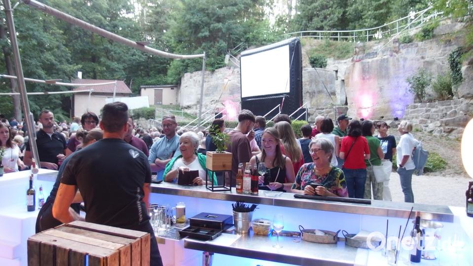 Gut gelaunte Gäste an der Bar Bild: Stadt Grafenwöhr/exb