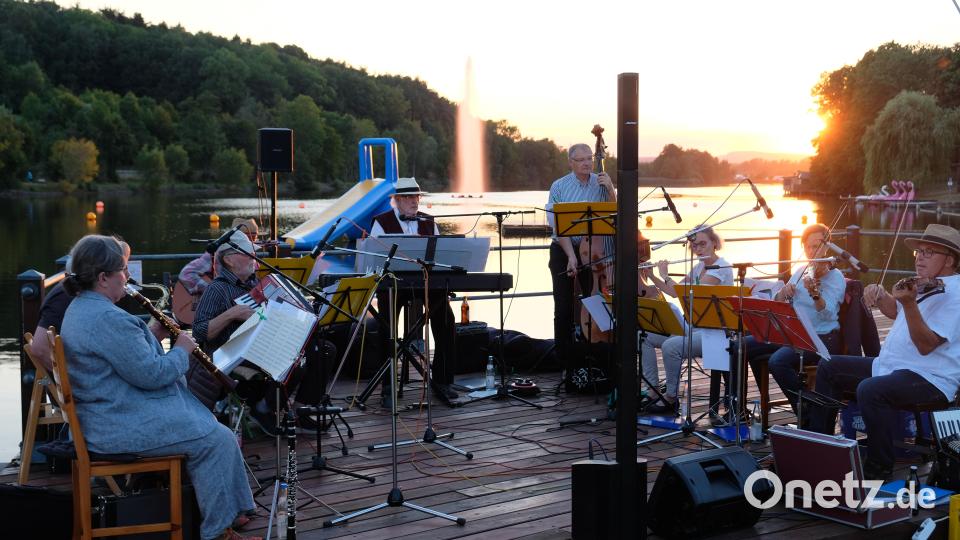 Das Herz spricht zum Herzen. Die Herzen der Eschenbacher flogen bei einer Serenade am Rußweiherstrand den Stodtbergsaitn zu Bild: do
