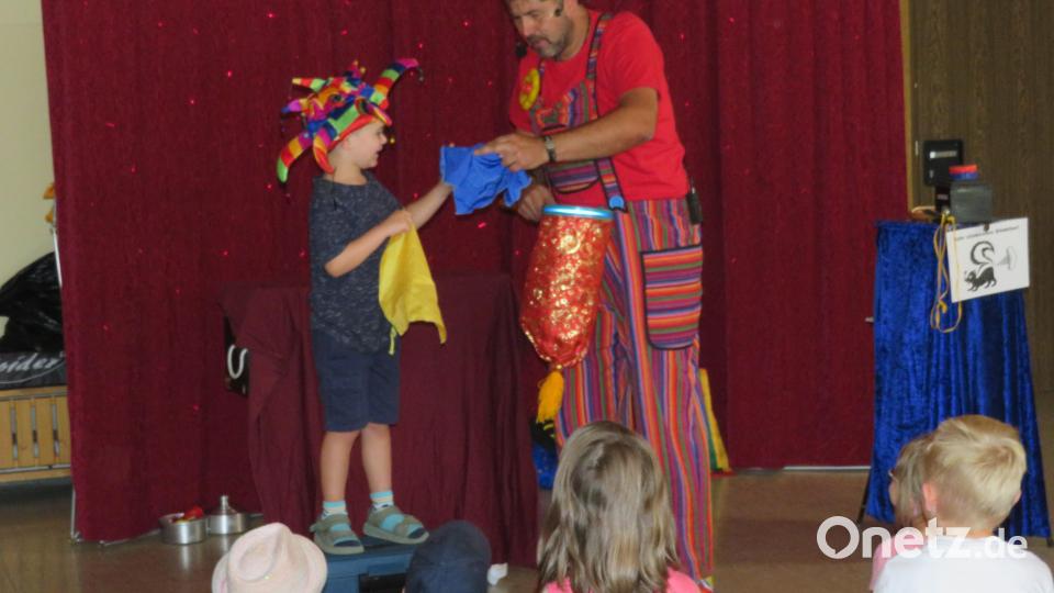 Die Kinder wurden immer wieder zu Assistenten des Zauberers. Bild: adj