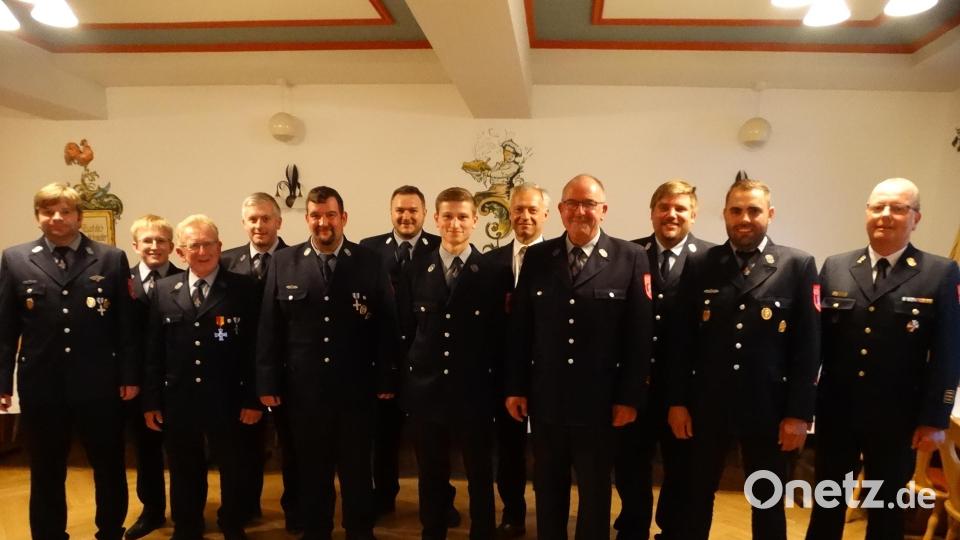 Die neu gewählte Führungsriege der Feuerwehr Schlicht mit den Gruppenführern. Bild: ct