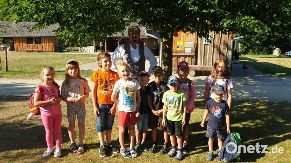 Die Teilnehmer am Ferienprogramm der Stadt Bärnau im Geschichtspark Bärnau-Tachov. Bild: hns