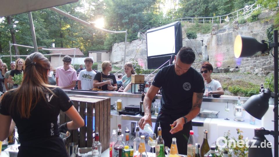 Von der Getränkebar hat man einen guten Blick auf die große Leinwand auf der Naturbühne Schönberg.. Bild: Stadt Grafenwöhr/exb