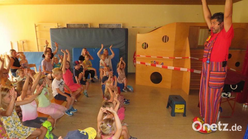 Der Zauberer vom Hexenberg alias Wolfgang Götz verstand es die Kinder in seiner Show mitzunehmen. Bild: adj