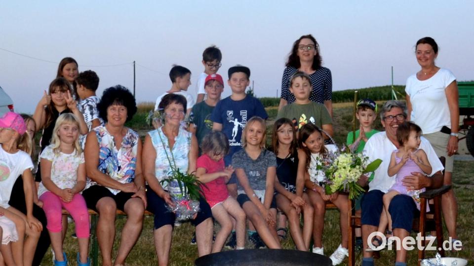 Für 20 Jahre Mitwirkung beim Kinderferienprogramm für die Frauenunion wurde der Hausherrin Anni Hanauer (mit Blumenstock) und ihren Mann Hans Hanauer (mit Blumenstrauß) von den Vorsitzenden Ulrike Guttenberger und Angelika Hierold gedankt. Bild: gi