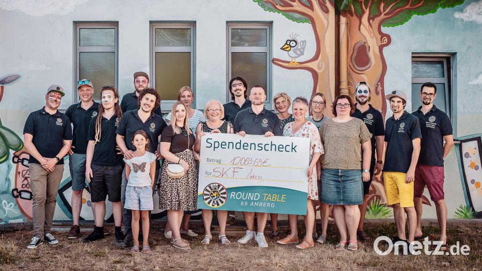 Mit zehn Mann rückte Round Table 69 Amberg beim SkF-Pflegekinderfest an, um nicht nur zu grillen und Kinder zu bespaßen, sondern sich auch bemalen zu lassen und eine Spende über 10.069,69 Euro aus dem Erlös des Entenrennens zu übergeben. Bild: usc
