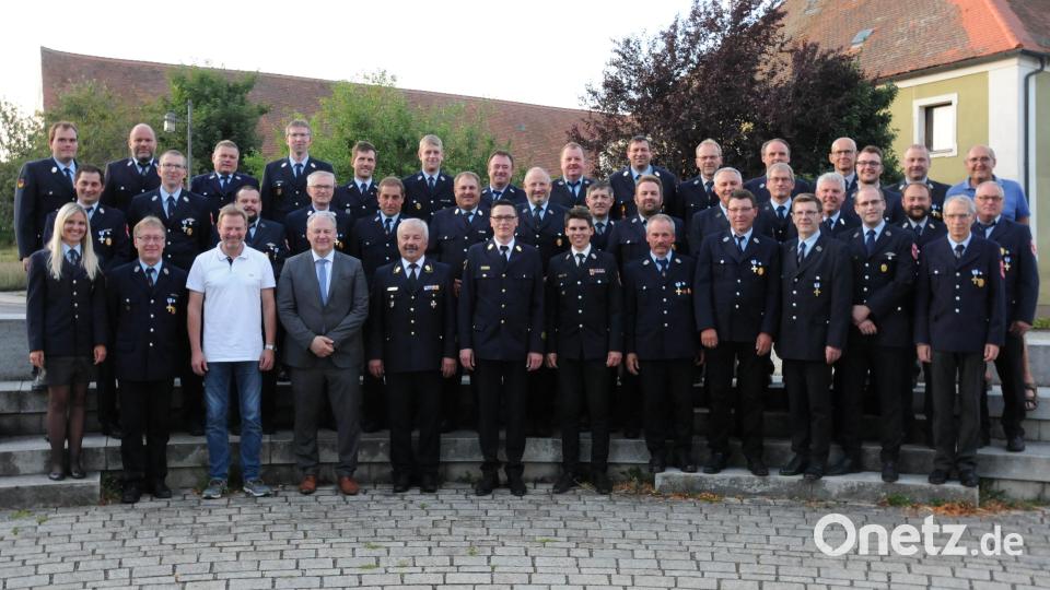 Zu den Gratulanten der Feuerwehrleute aus der Gemeinde Freudenberg gehörten neben Bürgermeister Alwin Märkl, Landrat Richard Reisinger und Kreisbrandrat Fredi Weiß auch Kreisbrandinspektor Armin Daubenmerkl und Kreisbrandmeister Dominik Ernst (1. Reihe, 3.bis 7. von links). Bild: Christine Hollederer