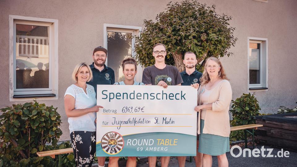 Wieder einmal unterstützte Round Table 69 Amberg die Heilpädagogische Tagesstätte (HPT) St. Martin der Katholischen Jugendfürsorge in Amberg. Vorne von links Evi Gesierich (Bereichsleitung HPT), Lisa Riß (Erzieherin), Sebastian Kopp (Gruppenleitung) und Hannelore Haberzett (Einrichtungsleitung Haus St. Elisabeth Windischeschenbach). Dahinter links RT-Vizepräsident Thomas Andraschko und rechts Präsident Michael Golinski. Bild: usc