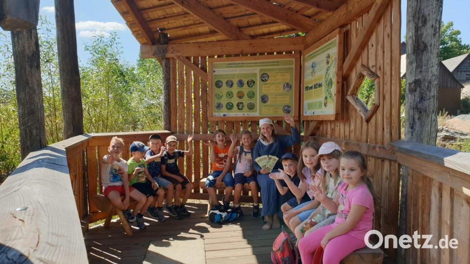 Teilnehmende Kinder beim Ferienprogramm der Stadt Bärnau im Geschichtspark. Hier im Bild auf dem Umweltgelände &quot;Grünes Band&quot;. Bild: hns