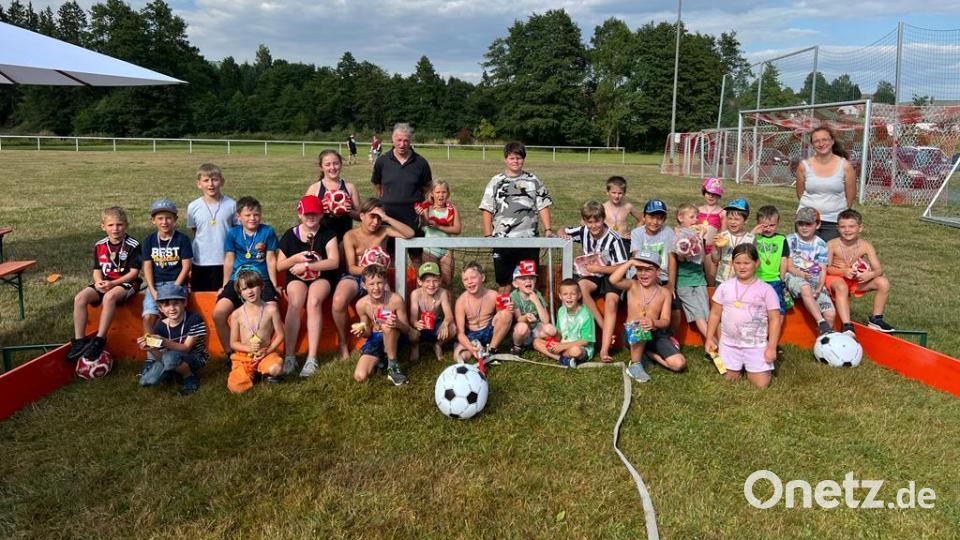 27 Buben und Mädchen kämpften um den Titel als Wasserfußball-Meister im bärenstarken Ferienprogramm der Gemeinden Krummennaab und Reuth. Bild: vsr