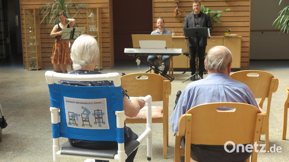Musik auf hohem künstlerischen Niveau boten die Geigerin Rebekka Wagner, der Pianist Petrik Hevri und der Sänger und Moderator Martin Fösel (von links) den Bewohnern des Kemnather Seniorenzentrums. Bild: jzk