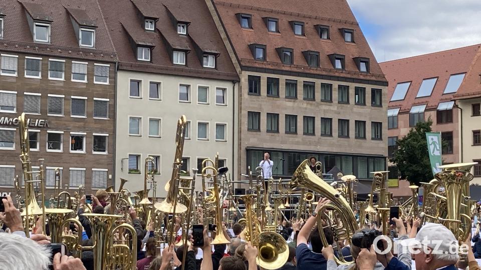 Am Ende danken die Musiker mit dem Bläsergruß für den langanhaltenden Applaus. Bild: rpp