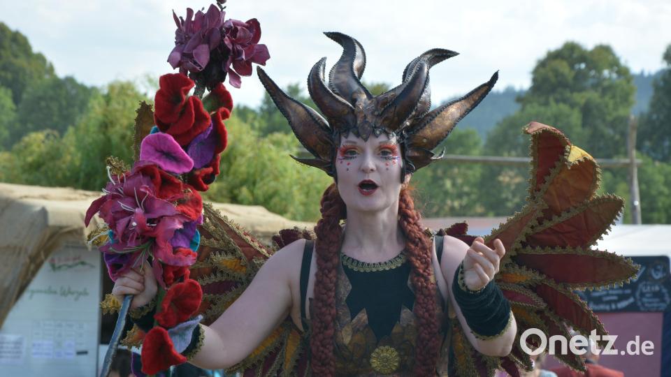 Der Feuergeist Beatrice, unterwegs auf dem Festival-Gelände. Bild: jr