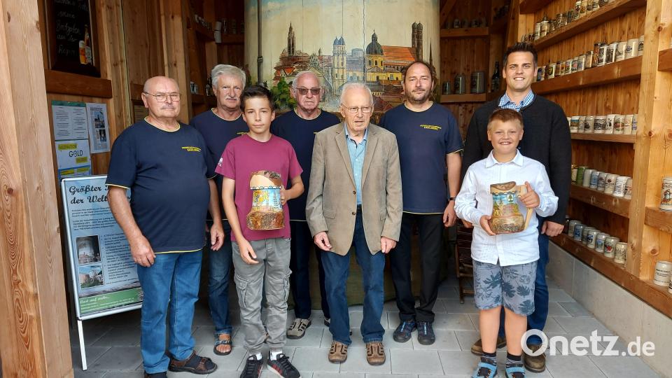 Ludwig Berger (Bildmitte) mit einigen Helfern von 2002 und Bürgermeister Rudolf Teplitzky (rechts), der zu dieser Jubiläumsfeier nach Lukahammer eigeladen hatte. Bild: lg