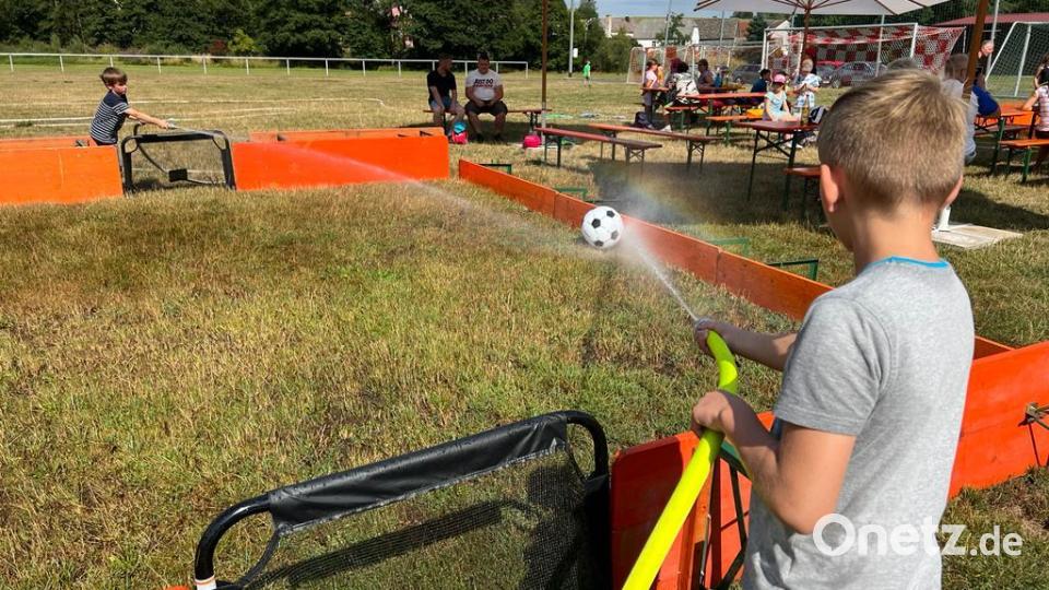 Nicht nur der Ball bekam beim Spielen eine kleine Wasserdusche ab. Bild: vsr