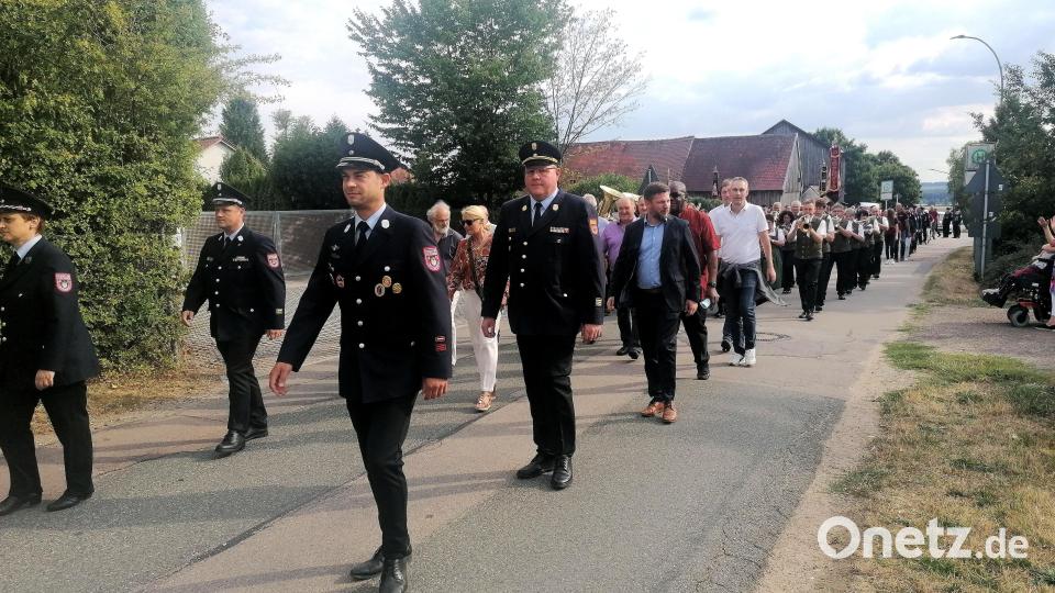 Über den Frotzersrichter Weg in Kögl zum Feuerwehrhaus: Ein Festzug durch das Dorf fand vor dem Gottesdienst statt. Bild: kec