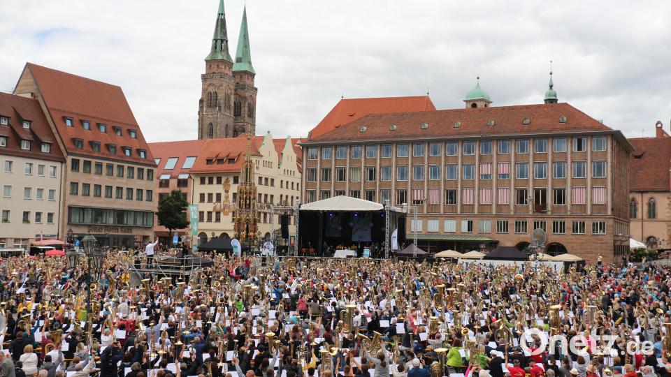 Am Schluss bedanken sich die Musiker mit dem Bläsergruß bei dem Publikum für den langanhaltenden Applaus.
Ein Meer aus goldenen Instrumenten leuchtet in der Sonne. Bild: rpp