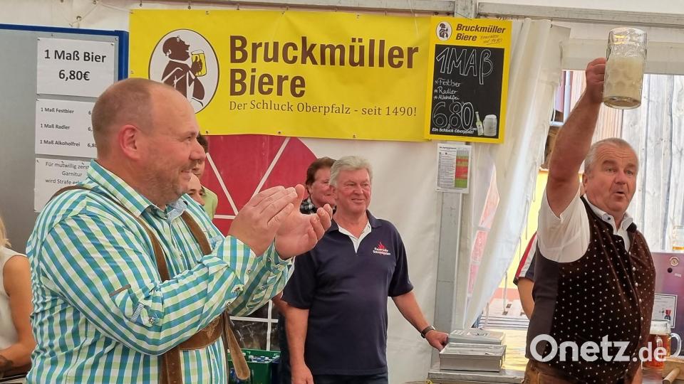 "O`zapft is": Bürgermeister Josef Deichl stach unter dem Beifall des Feuerwehr-Vorsitzenden Thomas Wilhelm (links) das erste Fass an. Bild: Hirsch