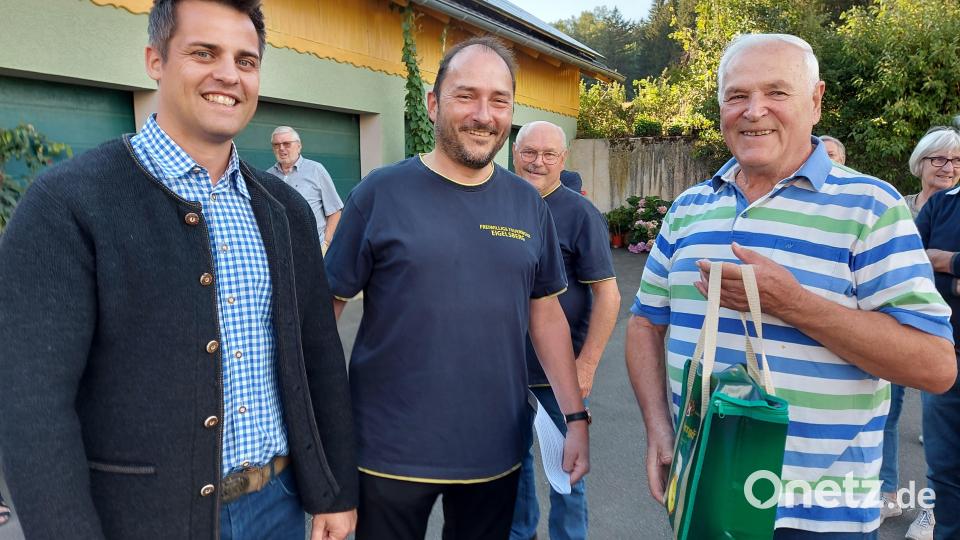 Dank an Gastwirt Herbert Brunner (rechts) von Gottfried Berger und Bürgermeister Rudolf J. Teplitzky (links) für die Aufnahme des Rekordbierkrugs in der Hammerschänke. Bild: lg