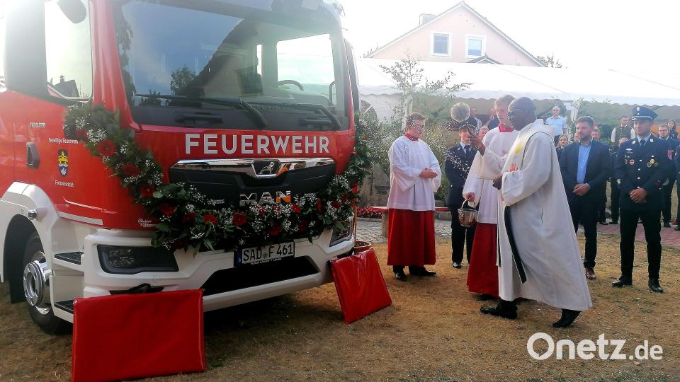 Pfarrer Hilary segnet das neue Feuerwehrauto der Freiwilligen Feuerwehr Frotzersricht. Bild: kec
