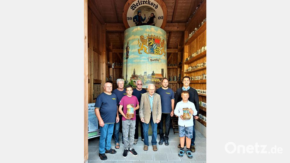 Ludwig Berger (Bildmitte) mit einigen Helfern von 2002 und Bürgermeister Rudolf J. Teplitzky (rechts) vor dem "Weltrekord-Bierkrug". Bild: lg