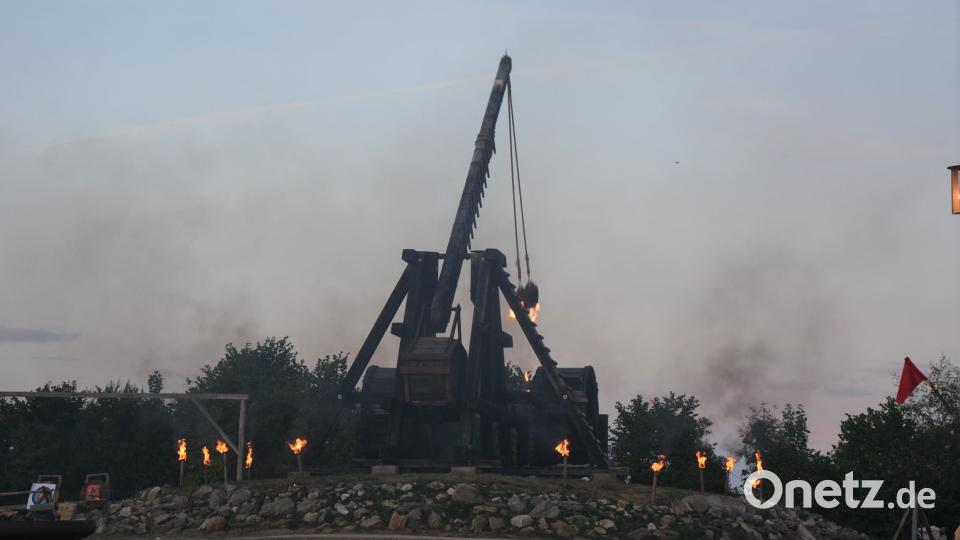 Das Katapult feuert den Feuerschuss ab. Bild: jr