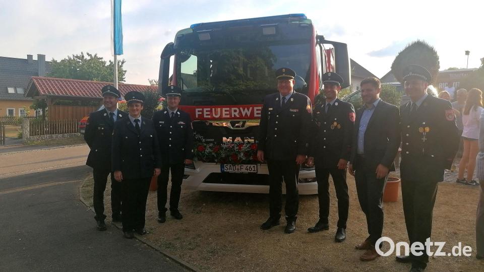 Die Vorstandschaft der Freiwilligen Feuerwehr Frotzersricht freut sich riesig über das neue Auto. Kreisbrandinspektor Helmut Schwarz, Kreisbrandmeister Stefan Sattich und Bürgermeister Peter Neumeier gratulieren zum neuen Fahrzeug. Bild: kec
