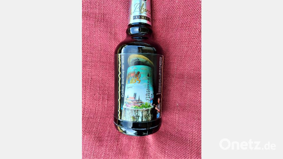 Gottfried Berger brachte für einige Gäste ein Jubiläumsbier mit, das das Etikett von 2002 trägt. Bild: lg