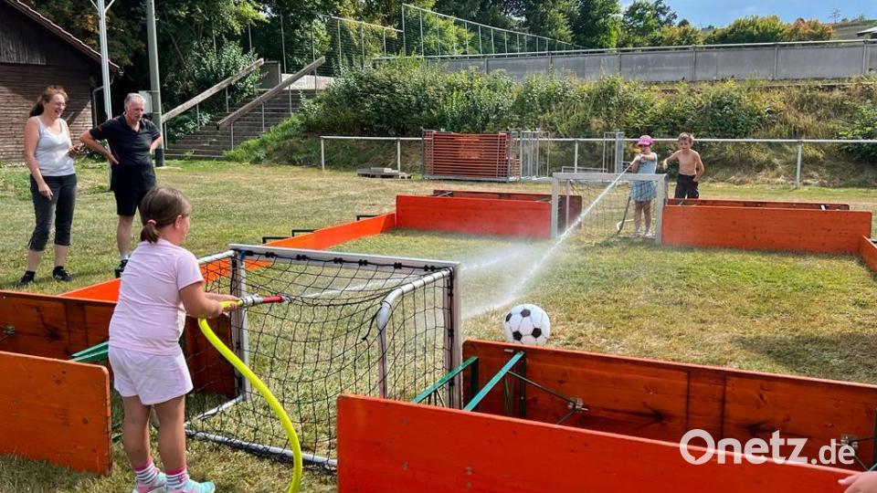 Einiges an Geschick war nötig, um den Wasserfußball mit dem Wasserstrahl ins gegnerische Tor zu schießen. Bild: vsr
