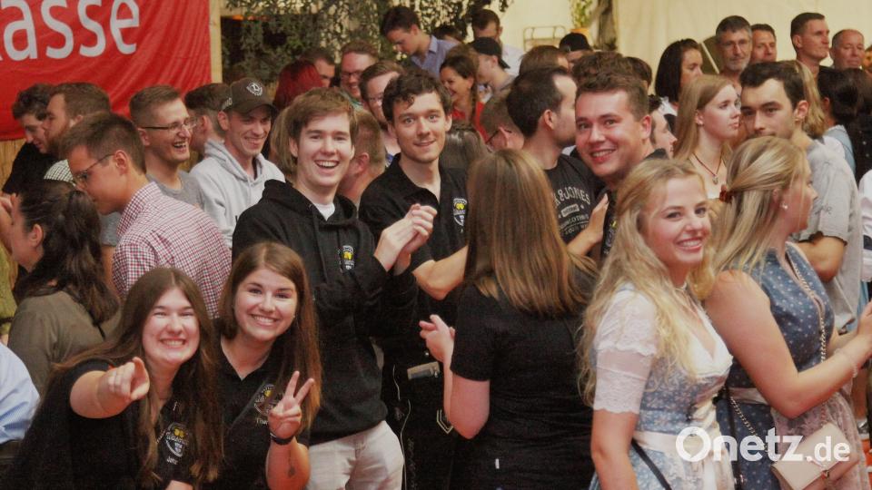 Die Jugendlichen feierten Party im Festzelt der Feuerwehr Schmidgaden, die die Dorfkirchweih ausrichtete. Bild: Hirsch