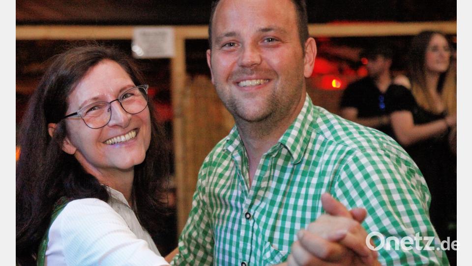 Es durfte bei der Kirwa auch getanzt werden. Bild: Hirsch