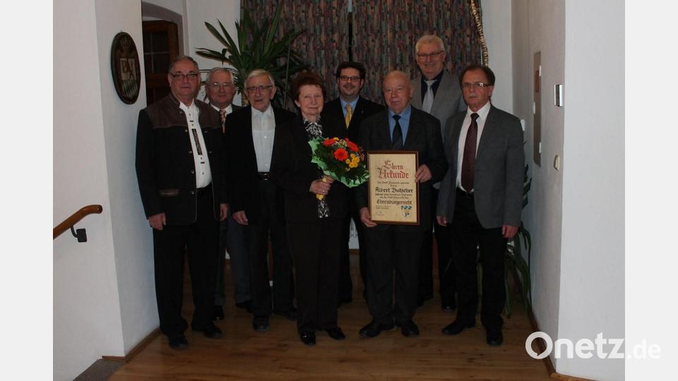 Zu seinem 80. Geburtstag 2014 verlieh die Stadt Pressath (rechts Bürgermeister Werner Walberer) Albert Butscher (mit Urkunde) die Ehrenbürgerschaft: verdiente Auszeichnung für ein beispielgebendes Leben, das am 4. August 2022 endete. Mit Ehefrau Maria war Butscher seit 1963 verheiratet. Bild: bjp