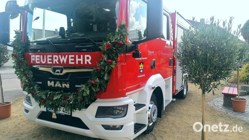Die Mitglieder der Freiwilligen Feuerwehr Frotzersricht haben das neue Fahrzeug auf Hochglanz poliert und mit Blumen geschmückt. Bild: kec