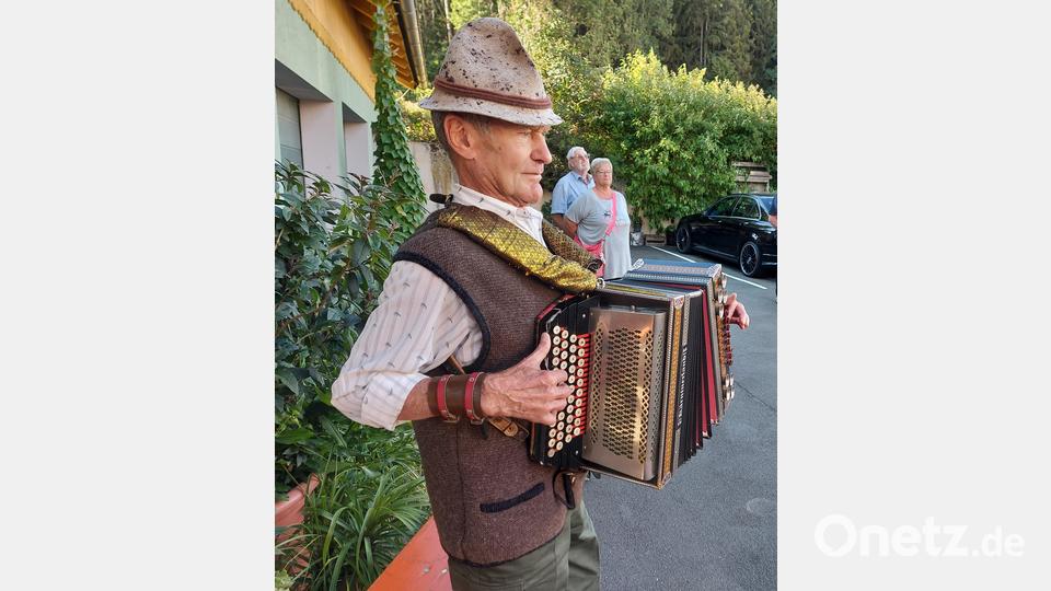 Rudi Lottner spielte der Festgesellschaft auf der Diatonischen fleißig auf. Bild: lg