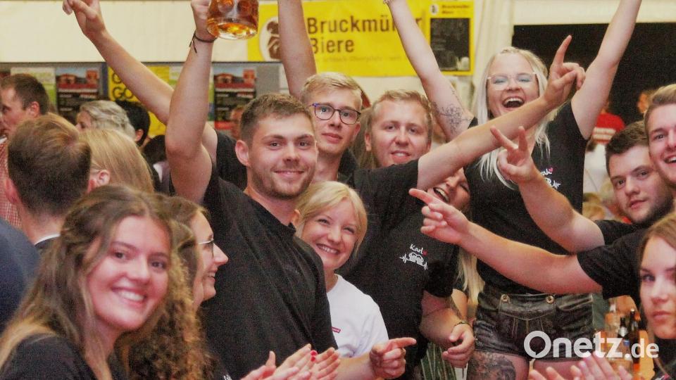 Das Festzelt stand drei Tage lang "Kopf" bei der traditionellen "Schmidgoner Dorfkirwa". Bild: Hirsch