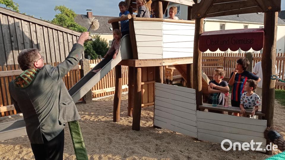 Stadtpfarrer Bernd Philipp erbaut Gottes Segen für den neuen Spielplatz und das Dorfgemeinschaftshaus. Bild: fpoz