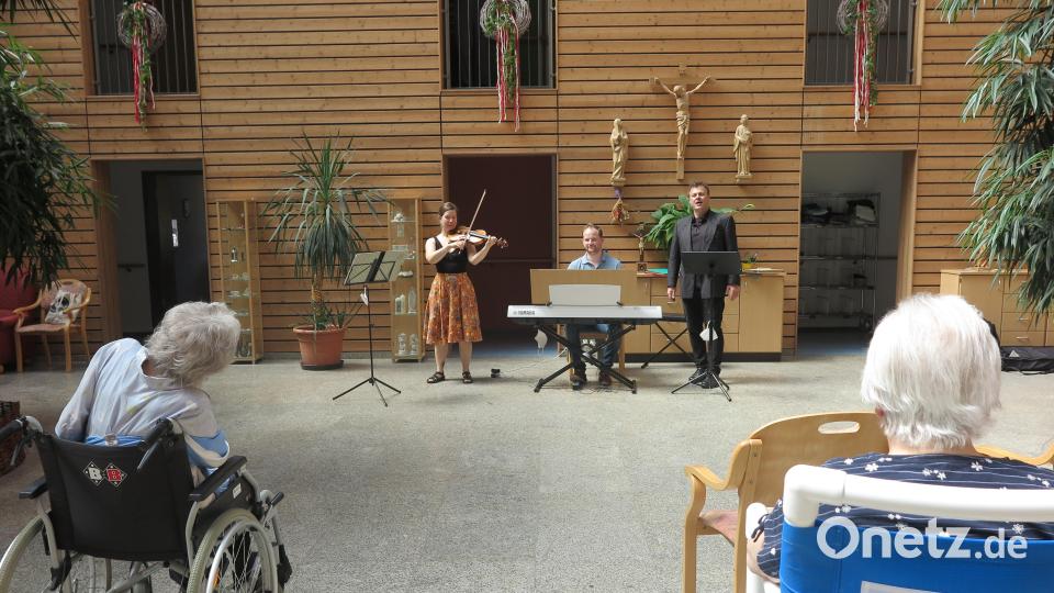 Musik auf hohem künstlerischen Niveau boten die Geigerin Rebekka Wagner, der Pianist Petrik Hevri sowie der Sänger und Moderator Martin Fösel (von links) den Bewohnern des Kemnather Seniorenzentrums. Bild: jzk