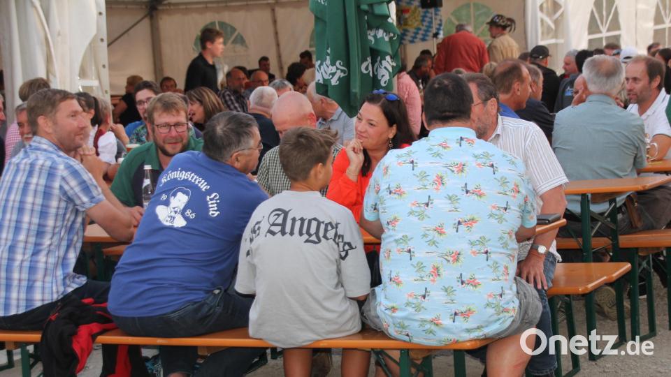 Das Zelt und die Bierzeltgarnituren davor waren immer gut gefüllt. Bild: frd