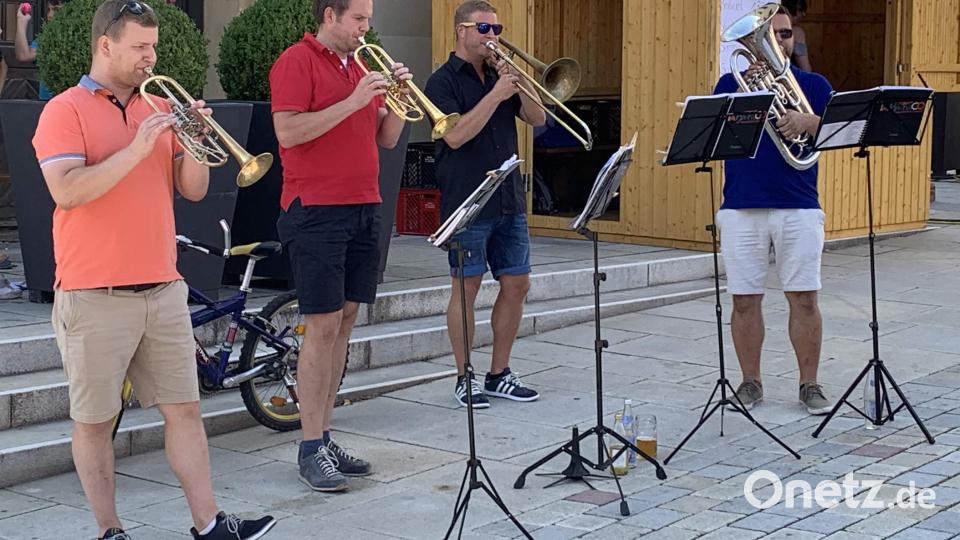 Ein Novum in der 46-jährigen Marktplatzfestgeschichte gab es in Sachen Musikunterhaltung. Auf der Bühne spielte nicht wie gewohnt eine Blaskapelle auf. Das Blechbläserquartett TaBrassCo marschierte durch die Bierbankreihen und unterhielt das Publikum mit feinwürziger Blasmusik. Bild: u