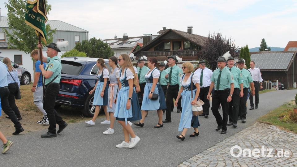 Mit einer starken Abordnung vertreten ist der Schützenverein &quot;Enzian&quot; Frankenreuth als Patenverein. Bild: pi