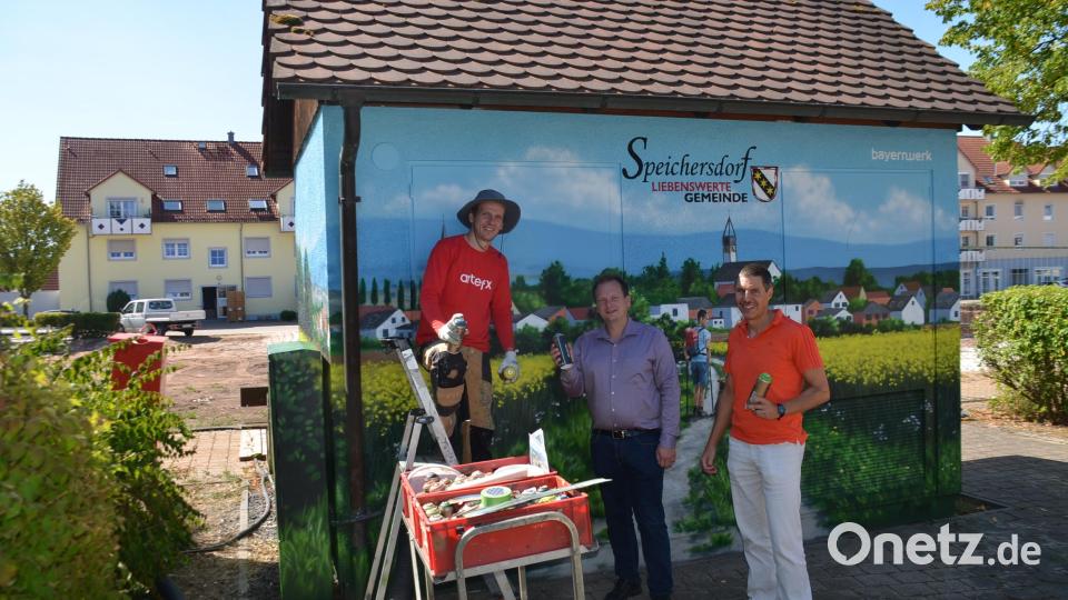 Auf einer Trafostation am Rathaus ist das Sprayerkunstwerk der Künstler &quot;ART-EFX&quot; aus Potsdam. Vorgestellt wurde es von Sprayer Markus Ronge (von links), Bürgermeister Christian Porsch und Burkhard Butz von der Bayernwerk Netz GmbH. Bild: ak