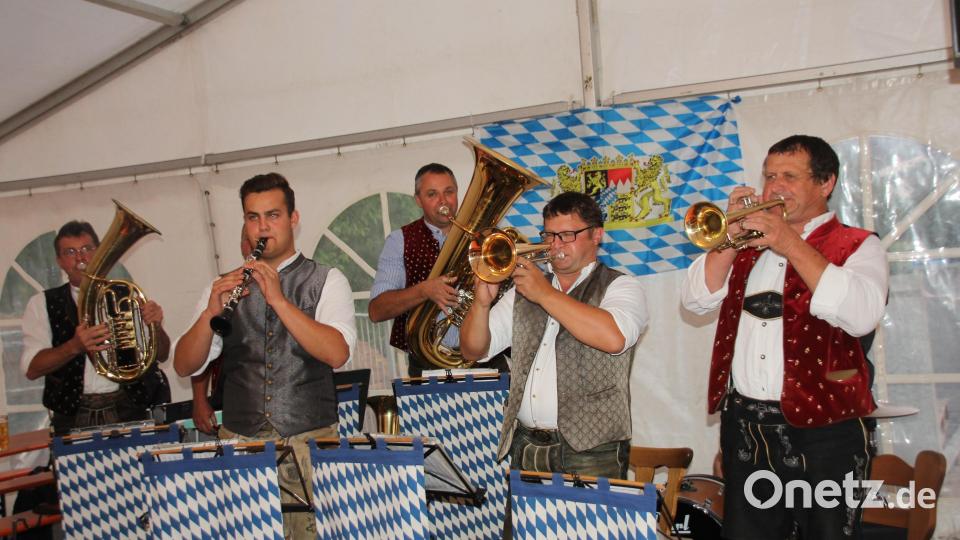 Am Samstagabend spielte die Kapeller &quot;Bayerisch Blech&quot; zünftig auf und schnekte den Damen musikalisch eine &quot;rote Rose&quot;. Bild: frd