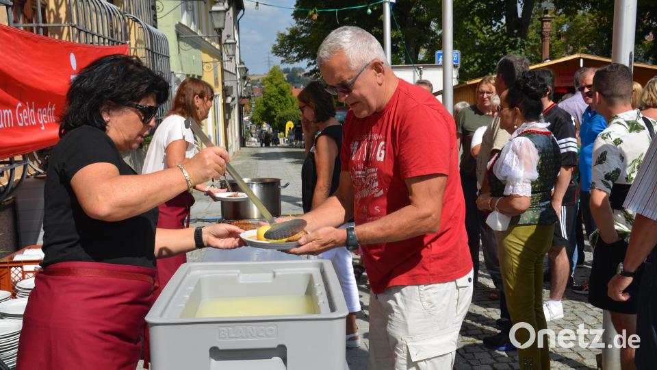 Lange Schlangen bildeten sich bei den Essensausgaben am Sonntagmittag. Bild: dob