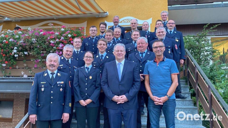 Eine starke Mannschaft im langjährigen Einsatz für den Brandschutz in der Gemeinde Neukirchen erkannte Bürgermeister Peter Achatzi (vorne rechts) in den Vertretern der dortigen Feuerwehren. Bild: Martina Beierl/exb