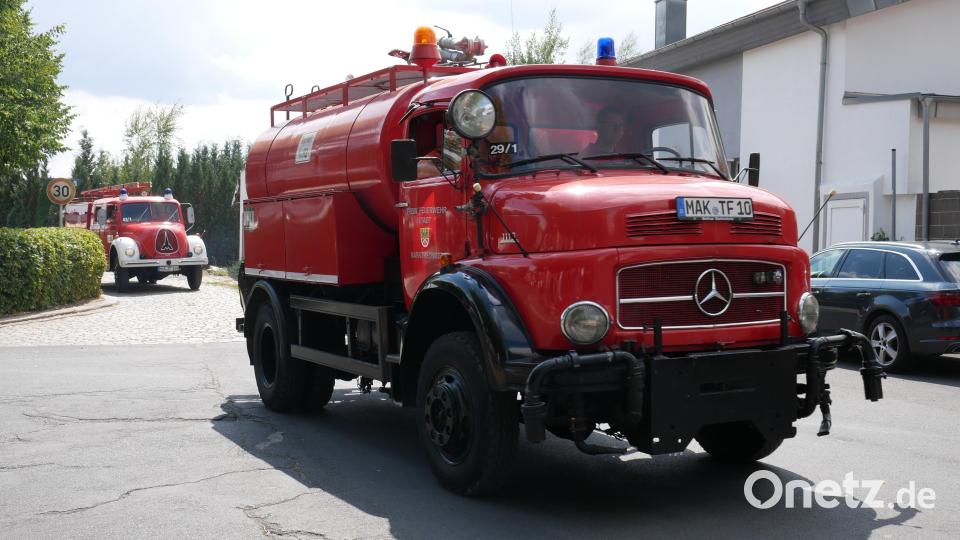 56 Oldtimer aus der ganzen Region kamen beim Sommerfest der Feuerwehr Waldsassen zusammen und konnten auf dem Gelände und bei einer Ausfahrt bestaunt werden. Bild: flm
