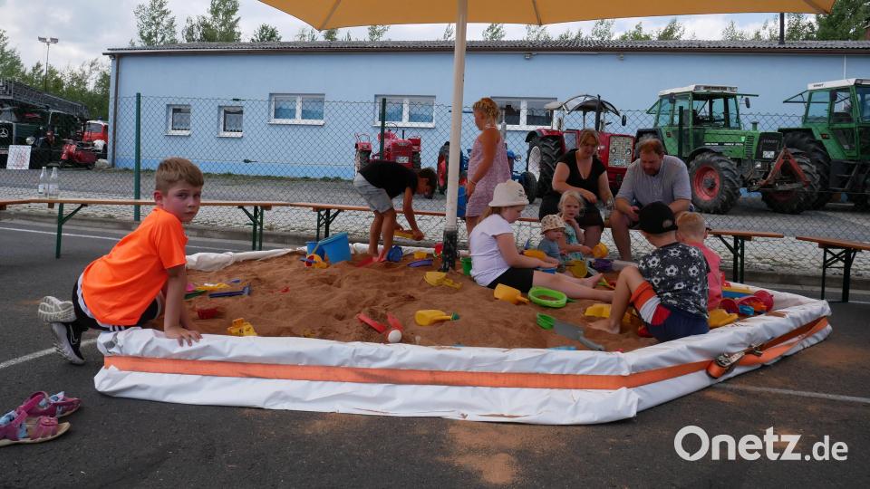 Für die Kinder standen ein Sandkasten, eine Hüpfburg und Zauberer Franz bereit. Bild: flm