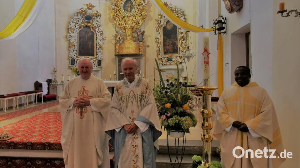 Pfarrer Erwin Bauer dankte im Beisein von Kaplan Basil dem Festprediger Pfarrer i.R. Hans-Peter Bergmann aus Oberköblitz (Mitte) für die eindrucksvolle Festpredigt. Bild: gz