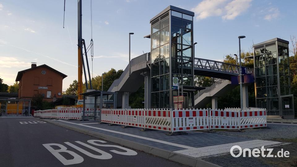 Am Bahnhof Reuth bei Erbendorf laufen derzeit Baumaßnahmen. Noch bis Mitte September sollen die Arbeiten an der Treppenanlage dauern. Bild: Benkhardt