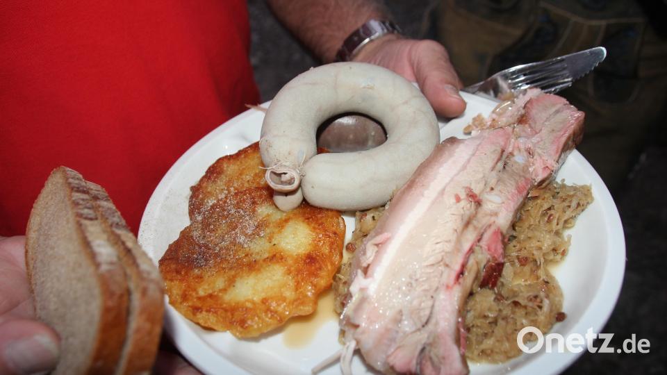 Die Schlachtschüssel aus der königlichen Küche fand wieder viele Abnehmer. Bild: frd