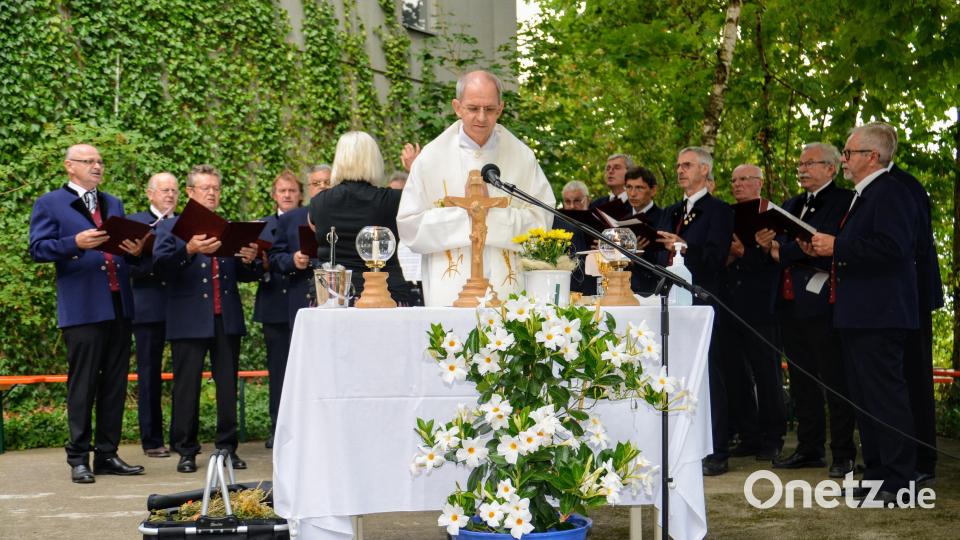 Pfarrer Johann Hofmann zelebrierte zum ersten Mal den Festgottesdienst zum Turmfest, der vom Männerchor Ehenfeld musikalisch gestaltet wurde. Bild: fdl