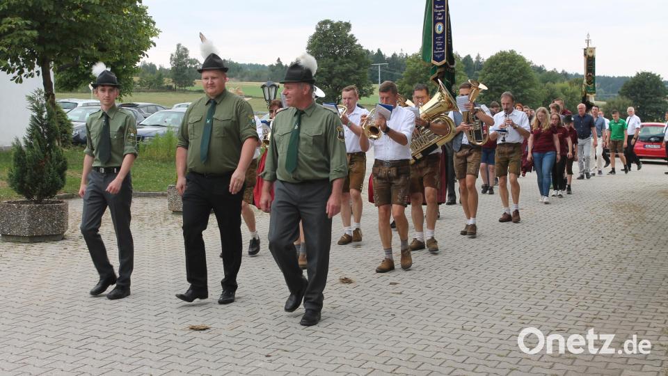 Stefan Schönberger, Schützenmeister Stefan Reiser und Sportleiter Martin Bock (von links) führen den Kirchenzug an. Bild: pi